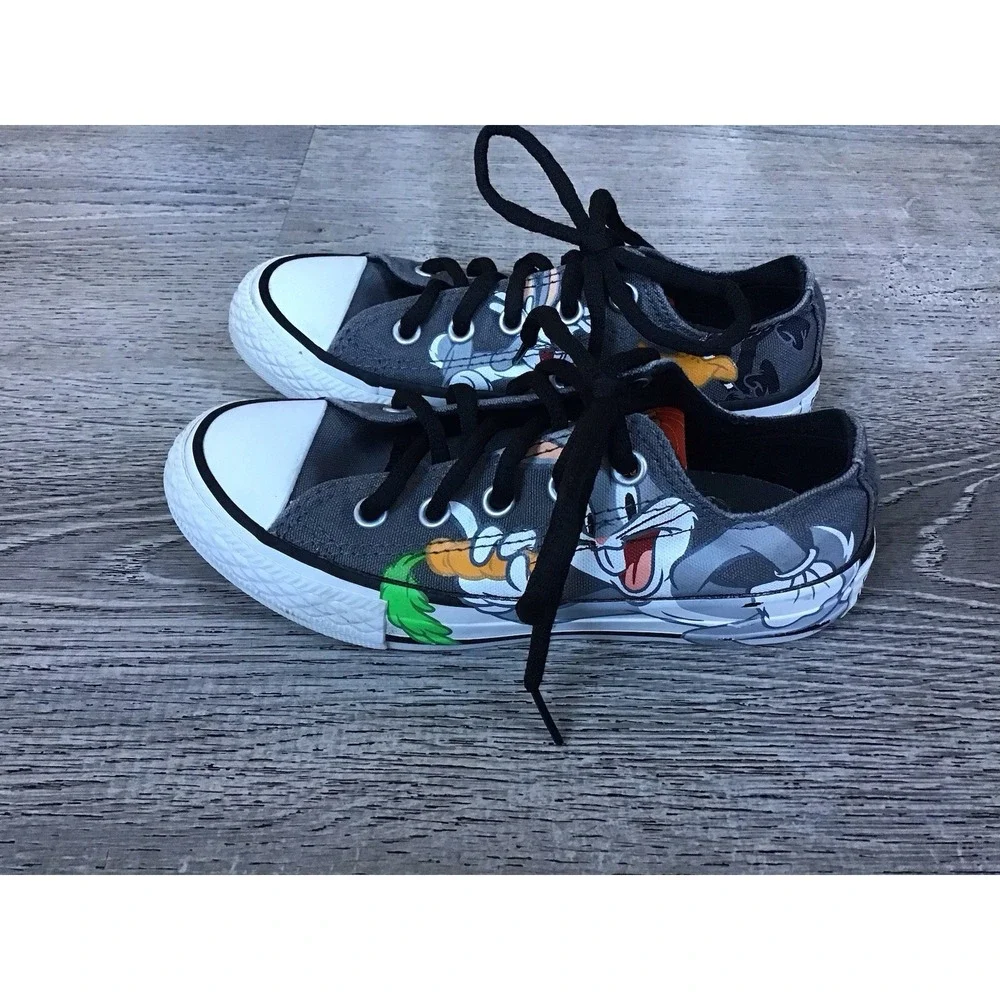 Converse Youth Size 12C Chuck Taylor All Star Looney Tunes LOW TOP 358892f